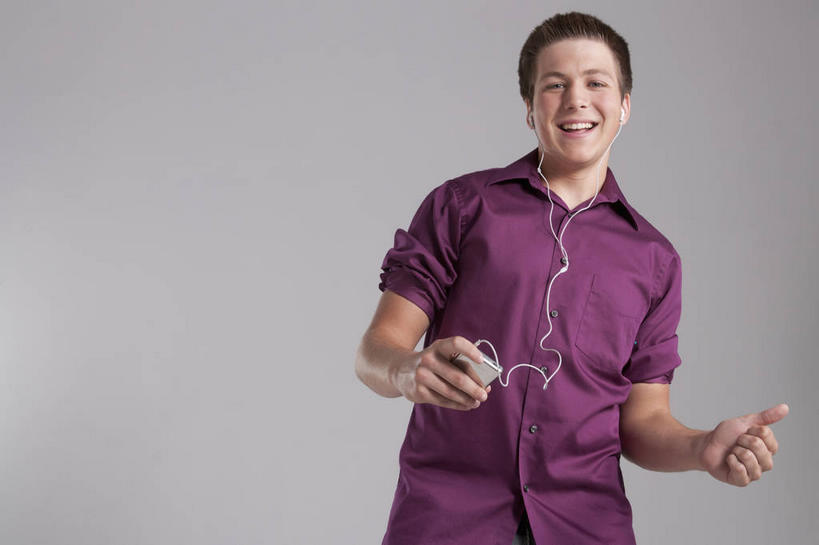 西方人,一个人,站,笑,微笑,露齿笑,横图,室内,白天,正面,陶醉,快乐,满意,幸福,欧洲,欧洲人,仅一个男性,仅一个人,握,灰色背景,服装,音响,音乐,拿,听,音乐播放器,拿着,注视,休闲装,娱乐,仅一个年轻男性,衣服,耳机,随身听,观察,看,站着,享受,休闲,休闲服,放松,握着,摄影,服饰,影棚,观看,察看,舒适,享乐,关注,MP3播放器,男人,男性,年轻男性,白种人,站立,半身,彩图,影棚拍摄,拍摄,播放器,沉醉