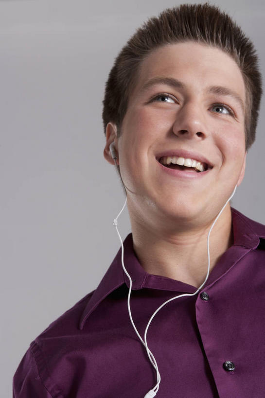 西方人,脸,头,脸颊,脖子,一个人,笑,微笑,露齿笑,竖图,室内,特写,白天,正面,快乐,满意,幸福,欧洲,欧洲人,仅一个男性,仅一个人,灰色背景,服装,音响,音乐,注视,休闲装,娱乐,肩膀,仅一个年轻男性,衣服,耳机,观察,看,享受,休闲,休闲服,放松,摄影,服饰,影棚,观看,察看,舒适,享乐,关注,男人,男性,年轻男性,白种人,头部,脖,颈,颈部,脸部,脸蛋,面部,半身,彩图,影棚拍摄,拍摄