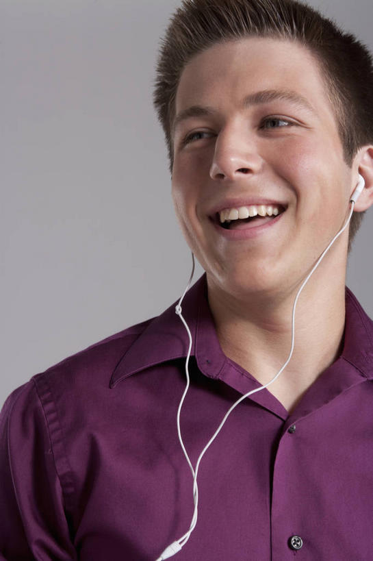 西方人,脸,头,脸颊,脖子,一个人,笑,微笑,露齿笑,竖图,室内,特写,白天,正面,快乐,满意,幸福,欧洲,欧洲人,仅一个男性,仅一个人,灰色背景,服装,音响,音乐,注视,休闲装,娱乐,肩膀,仅一个年轻男性,衣服,耳机,观察,看,享受,休闲,休闲服,放松,摄影,服饰,影棚,观看,察看,舒适,享乐,关注,男人,男性,年轻男性,白种人,头部,脖,颈,颈部,脸部,脸蛋,面部,半身,彩图,影棚拍摄,拍摄