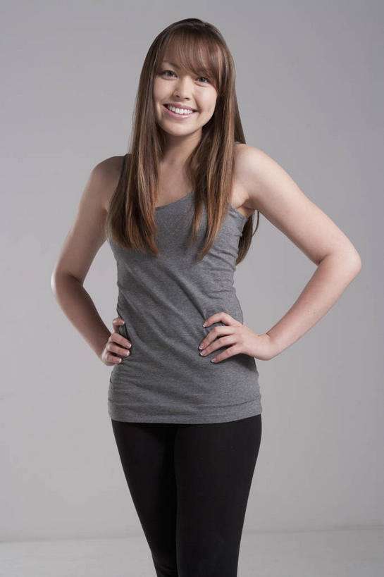 西方人,一个人,站,笑,微笑,露齿笑,竖图,室内,白天,正面,欧洲,欧洲人,仅一个年轻女性,仅一个女性,仅一个人,灰色背景,服装,背心,注视,手叉腰,衣服,灰色,叉腰,观察,看,站着,摄影,服饰,影棚,观看,察看,双手叉腰,衣着,穿着,关注,衣饰,年轻女性,女人,女性,白种人,站立,半身,彩图,影棚拍摄,拍摄