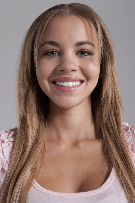 西方人,脸,头,脸颊,脖子,头发,一个人,站,笑,微笑,露齿笑,竖图,室内,特写,白天,正面,欧洲,欧洲人,仅一个年轻女性,仅一个女性,仅一个人,灰色背景,服装,注视,休闲装,肩膀,衣服,粉色,观察,看,站着,休闲,休闲服,金色,摄影,服饰,影棚,观看,察看,关注,年轻女性,女人,女性,白种人,头部,长发,直发,脖,颈,颈部,脸部,脸蛋,面部,站立,半身,彩图,影棚拍摄,拍摄