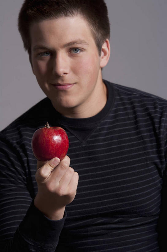 西方人,一个人,站,笑,微笑,竖图,室内,白天,正面,苹果,水果,欧洲,欧洲人,仅一个男性,仅一个人,握,灰色背景,服装,新鲜,生食,食品,果实,拿,拿着,注视,休闲装,食物,仅一个年轻男性,一个,衣服,红色,红苹果,观察,看,站着,休闲,休闲服,握着,摄影,服饰,有机食品,绿色食品,影棚,单个,观看,察看,关注,男人,男性,年轻男性,白种人,站立,半身,彩图,影棚拍摄,拍摄