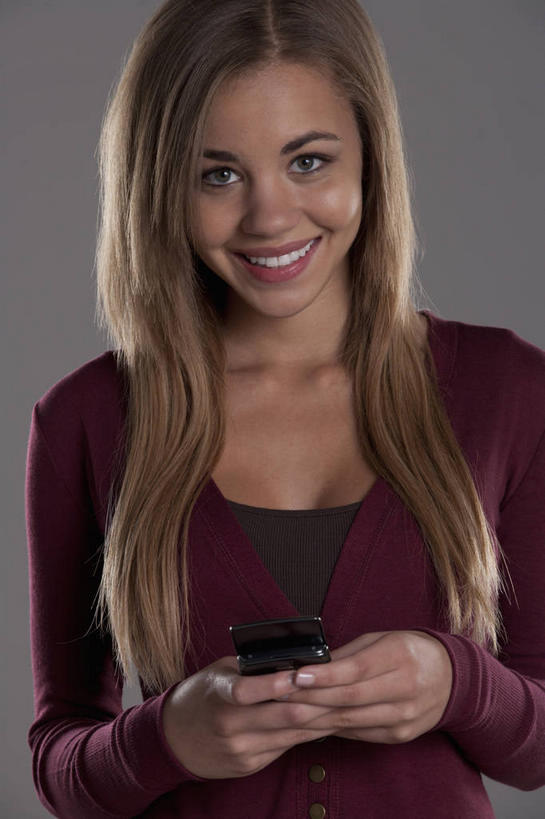 西方人,一个人,站,笑,打电话,微笑,露齿笑,竖图,室内,白天,正面,电话,手机,欧洲,欧洲人,仅一个年轻女性,仅一个女性,仅一个人,握,灰色背景,服装,拿,拿着,注视,休闲装,通讯设备,衣服,红色,低头,观察,看,站着,休闲,休闲服,握着,摄影,服饰,影棚,观看,察看,关注,一部,垂头,交流,年轻女性,女人,女性,白种人,沟通,通话,站立,半身,彩图,影棚拍摄,拍摄