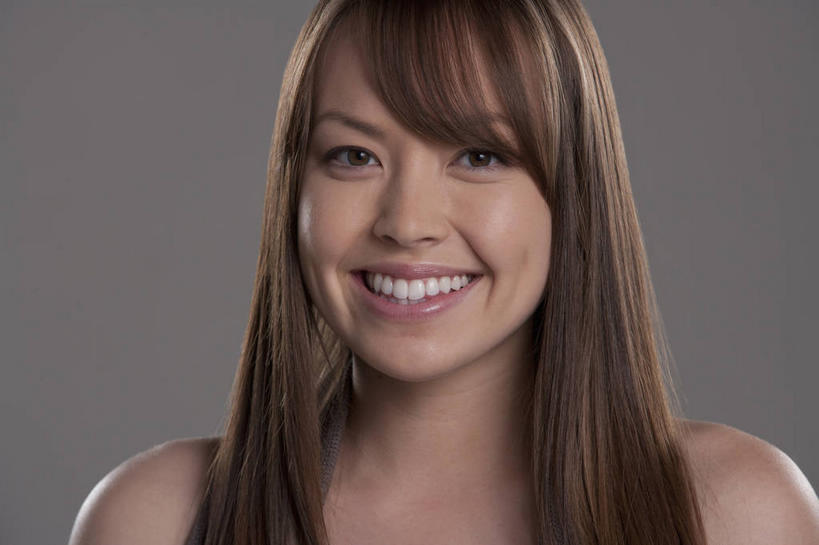 西方人,脸,头,脸颊,脖子,头发,一个人,笑,微笑,露齿笑,横图,室内,特写,白天,正面,欧洲,欧洲人,仅一个年轻女性,仅一个女性,仅一个人,灰色背景,棕色,注视,肩膀,观察,看,摄影,影棚,观看,察看,关注,年轻女性,女人,女性,白种人,头部,长发,直发,脖,颈,颈部,脸部,脸蛋,面部,半身,彩图,影棚拍摄,拍摄