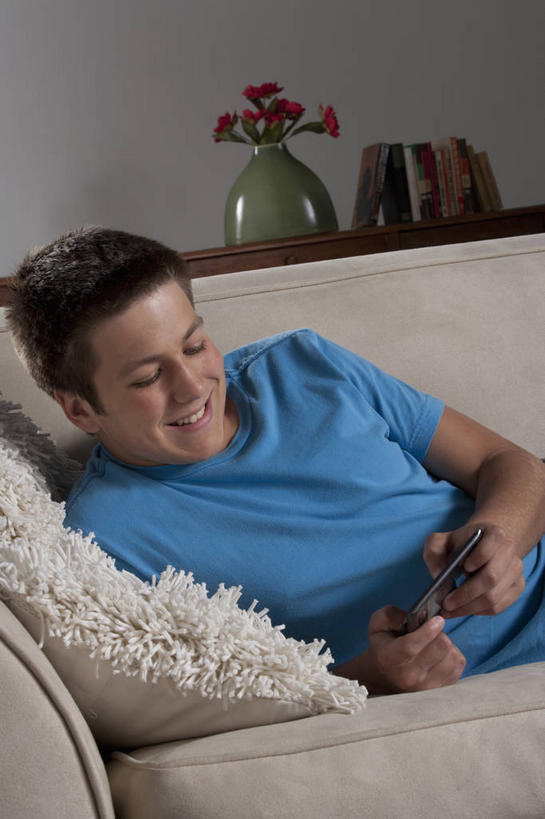 西方人,一个人,客厅,躺,笑,打电话,微笑,露齿笑,竖图,室内,白天,正面,智慧,靠垫,沙发,电话,花瓶,手机,欧洲,欧洲人,仅一个男性,仅一个人,敲打,握,服装,艺术,装饰,盛开,陶瓷,墙,靠枕,陶瓷制品,拿,花蕾,拿着,注视,休闲装,文化,输入,通讯设备,墙壁,墙面,花,花瓣,花朵,鲜花,仅一个年轻男性,一个,衣服,蓝色,灰色,插花,瓶子,垫子,枕头,花苞,花蕊,打字,观察,看,休闲,休闲服,握着,服饰,单个,观看,点击,华丽,修饰,敲击,插花艺术,点缀,察看,创造,起居室,关注,创作,想象,布艺沙发,一部,衬托,美观,雅致,雅观,客堂,卧着,交流,按键,男人,男性,年轻男性,白种人,沟通,躺着,通话,卧,半身,彩图