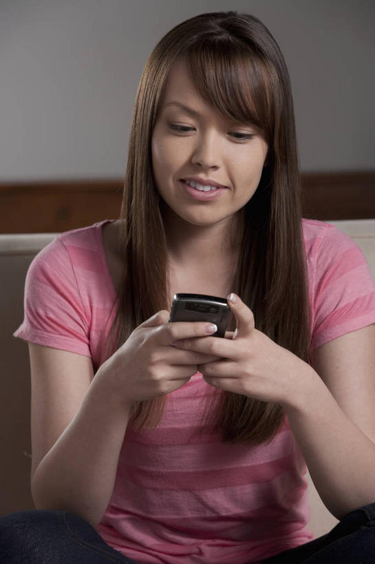 西方人,一个人,客厅,坐,笑,打电话,盘腿,微笑,露齿笑,竖图,室内,白天,正面,沙发,电话,手机,欧洲,欧洲人,仅一个年轻女性,仅一个女性,仅一个人,握,阴影,服装,反射,影子,墙,拿,拿着,注视,休闲装,通讯设备,墙壁,墙面,衣服,粉色,灰色,观察,看,休闲,休闲服,握着,服饰,观看,察看,起居室,关注,布艺沙发,一部,客堂,交流,年轻女性,女人,女性,白种人,沟通,盘腿而坐,盘膝,盘着腿的,盘着腿坐,双腿交叉,通话,坐着,半身,彩图