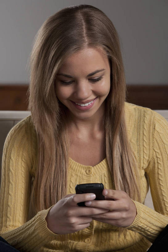 西方人,一个人,客厅,坐,笑,打电话,微笑,露齿笑,竖图,室内,白天,正面,沙发,电话,手机,欧洲,欧洲人,仅一个年轻女性,仅一个女性,仅一个人,握,阴影,服装,反射,影子,墙,拿,拿着,注视,休闲装,通讯设备,墙壁,墙面,衣服,黄色,灰色,低头,观察,看,休闲,休闲服,握着,服饰,观看,察看,起居室,关注,布艺沙发,一部,垂头,客堂,交流,年轻女性,女人,女性,白种人,沟通,通话,坐着,半身,彩图