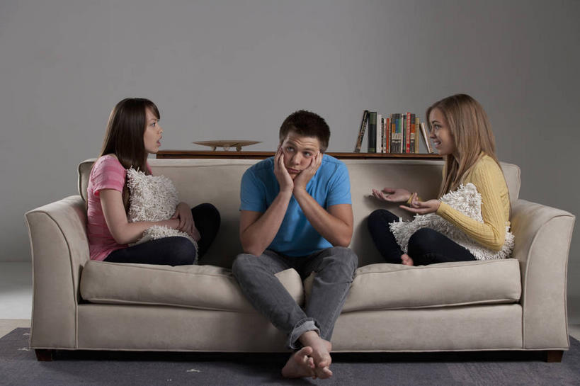 西方人,三个人,伙伴,朋友,客厅,坐,举,笑,说,盘腿,微笑,露齿笑,横图,室内,白天,正面,爱情,讨论,友谊,靠垫,沙发,欧洲,欧洲人,阴影,服装,反射,影子,墙,靠枕,浪漫,注视,休闲装,相视,墙壁,墙面,衣服,粉色,黄色,蓝色,灰色,垫子,枕头,观察,看,托,休闲,温暖,温馨,面对面,休闲服,恩爱,恋人,服饰,观看,对视,和睦,察看,起居室,互视,关注,相对,布艺沙发,相看,客堂,交流,友情,男人,男性,年轻男性,年轻女性,女人,女性,白种人,情侣,沟通,讲话,交谈,举起,举手,举着,盘腿而坐,盘膝,盘着腿的,盘着腿坐,商讨,双腿交叉,说话,谈话,向上举,向上伸,向上托,坐着,彩图,全身,伴侣,融洽