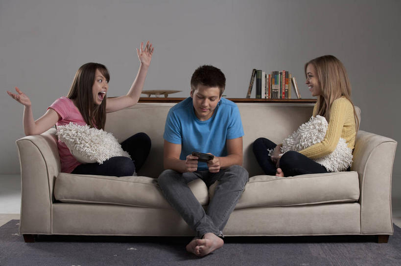 西方人,三个人,伙伴,朋友,客厅,坐,伸展双臂,笑,打电话,盘腿,大笑,横图,室内,白天,正面,爱情,兴奋,友谊,靠垫,沙发,电话,手机,欧洲,欧洲人,握,阴影,服装,裤子,反射,影子,墙,靠枕,浪漫,拿,拿着,注视,牛仔裤,休闲装,通讯设备,相视,墙壁,墙面,衣服,粉色,黄色,蓝色,灰色,垫子,枕头,观察,看,张嘴,休闲,温暖,温馨,面对面,休闲服,恩爱,握着,恋人,服饰,观看,对视,和睦,察看,起居室,互视,关注,相对,张大嘴巴,布艺沙发,相看,一部,哈哈大笑,客堂,交流,友情,男人,男性,年轻男性,年轻女性,女人,女性,白种人,情侣,张开嘴,敞开双臂,沟通,盘腿而坐,盘膝,盘着腿的,盘着腿坐,伸开双臂,双腿交叉,通话,展开双肩,张开手臂,张开双臂,坐着,彩图,全身,高兴,狂笑,伴侣,融洽