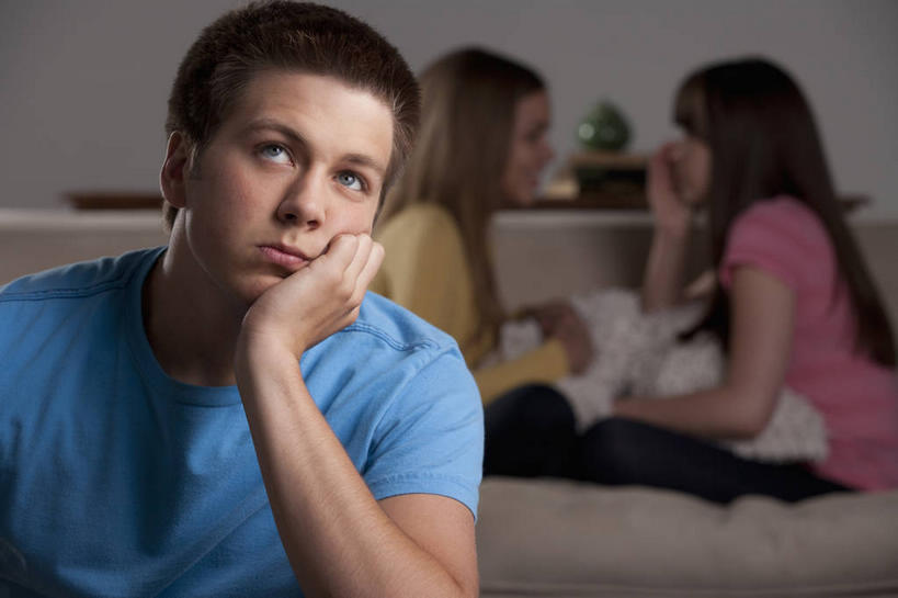 西方人,三个人,伙伴,朋友,客厅,坐,说,盘腿,横图,室内,白天,正面,爱情,讨论,友谊,靠垫,沙发,欧洲,欧洲人,撑,阴影,服装,裤子,反射,影子,墙,靠枕,浪漫,托腮,注视,牛仔裤,休闲装,相视,墙壁,墙面,衣服,粉色,黄色,蓝色,灰色,垫子,枕头,观察,看,托,休闲,温暖,温馨,面对面,休闲服,恩爱,恋人,服饰,观看,对视,和睦,察看,起居室,互视,关注,私语,托下巴,密语,相对,耳语,布艺沙发,相看,客堂,单手托腮,交流,友情,男人,男性,年轻男性,年轻女性,女人,女性,白种人,情侣,沟通,讲话,交谈,盘腿而坐,盘膝,盘着腿的,盘着腿坐,商讨,双腿交叉,说话,谈话,坐着,半身,彩图,伴侣,融洽