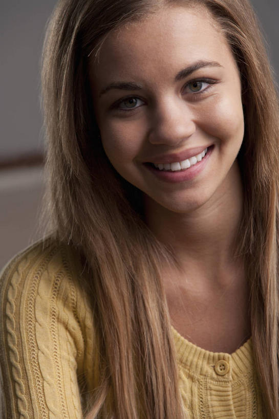 西方人,脸,头,脸颊,一个人,客厅,笑,微笑,露齿笑,竖图,室内,特写,白天,正面,沙发,欧洲,欧洲人,仅一个年轻女性,仅一个女性,仅一个人,阴影,服装,反射,影子,墙,注视,休闲装,肩膀,墙壁,墙面,衣服,黄色,灰色,观察,看,休闲,休闲服,金色,服饰,观看,察看,起居室,关注,布艺沙发,客堂,年轻女性,女人,女性,白种人,头部,长发,直发,脸部,脸蛋,面部,半身,彩图