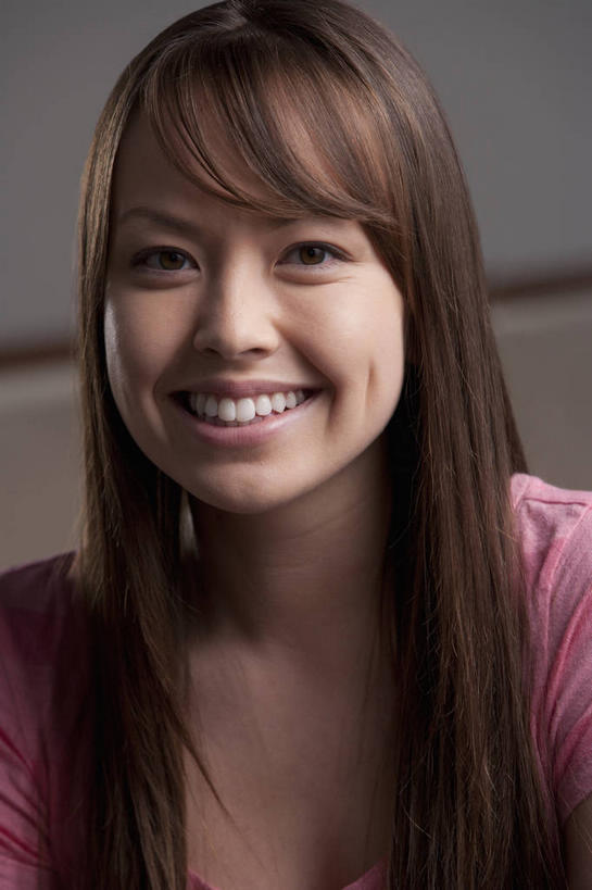 西方人,脸,头,脸颊,头发,一个人,客厅,笑,微笑,露齿笑,竖图,室内,特写,白天,正面,沙发,欧洲,欧洲人,仅一个年轻女性,仅一个女性,仅一个人,阴影,服装,反射,影子,墙,棕色,注视,休闲装,肩膀,墙壁,墙面,衣服,粉色,灰色,观察,看,休闲,休闲服,服饰,观看,察看,起居室,关注,布艺沙发,客堂,年轻女性,女人,女性,白种人,头部,长发,直发,脸部,脸蛋,面部,半身,彩图