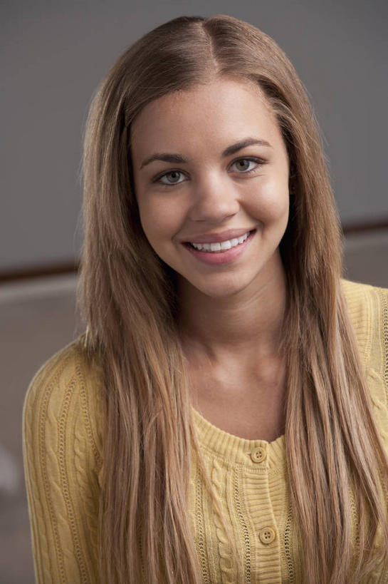 西方人,脸,头,脸颊,头发,一个人,客厅,笑,微笑,露齿笑,竖图,室内,特写,白天,正面,沙发,欧洲,欧洲人,仅一个年轻女性,仅一个女性,仅一个人,阴影,服装,反射,影子,墙,注视,休闲装,肩膀,墙壁,墙面,衣服,黄色,灰色,观察,看,休闲,休闲服,金色,服饰,观看,察看,起居室,关注,布艺沙发,客堂,年轻女性,女人,女性,白种人,头部,长发,直发,脸部,脸蛋,面部,半身,彩图