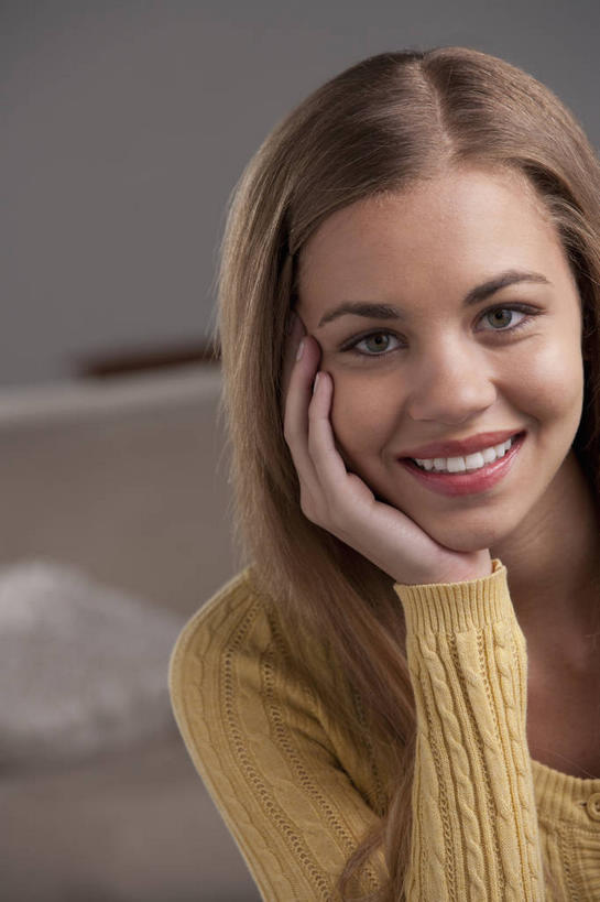 西方人,脸,头,脸颊,手,头发,一个人,客厅,笑,微笑,露齿笑,竖图,室内,特写,白天,正面,靠垫,沙发,欧洲,欧洲人,仅一个年轻女性,仅一个女性,仅一个人,撑,阴影,服装,反射,影子,墙,靠枕,托腮,注视,休闲装,肩膀,墙壁,墙面,衣服,黄色,灰色,垫子,枕头,观察,看,托,休闲,手部,休闲服,金色,服饰,观看,单手,察看,起居室,关注,托下巴,布艺沙发,客堂,单手托腮,年轻女性,女人,女性,白种人,头部,长发,直发,脸部,脸蛋,面部,半身,彩图