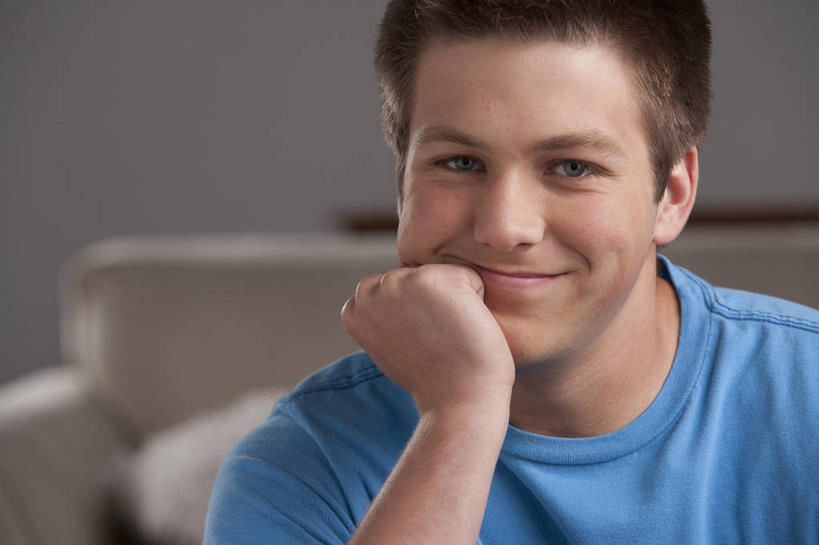 西方人,脸,头,脸颊,脖子,手,一个人,客厅,笑,微笑,横图,室内,特写,白天,正面,靠垫,沙发,欧洲,欧洲人,仅一个男性,仅一个人,撑,阴影,服装,朦胧,模糊,反射,影子,墙,靠枕,托腮,注视,休闲装,肩膀,墙壁,墙面,仅一个年轻男性,衣服,蓝色,灰色,垫子,枕头,观察,看,托,休闲,手部,休闲服,服饰,观看,单手,察看,起居室,关注,托下巴,布艺沙发,客堂,单手托腮,男人,男性,年轻男性,白种人,头部,脖,颈,颈部,脸部,脸蛋,面部,半身,彩图