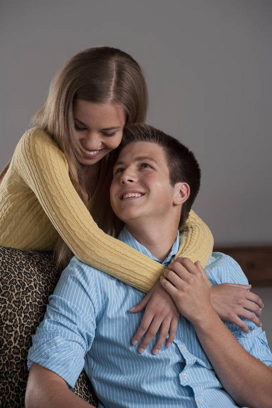 西方人,两个人,站,坐,抱,笑,微笑,露齿笑,竖图,室内,白天,正面,爱情,沙发,欧洲,欧洲人,阴影,灰色背景,服装,反射,影子,浪漫,注视,休闲装,衣服,黄色,蓝色,观察,看,站着,休闲,温暖,温馨,休闲服,恩爱,恋人,摄影,服饰,影棚,抱着,观看,和睦,察看,搂着,关注,布艺沙发,男人,男性,年轻男性,年轻女性,女人,女性,白种人,情侣,怀抱,搂,搂抱,抬头,相抱,仰头,拥抱,站立,坐着,半身,彩图,影棚拍摄,拍摄,伴侣,融洽