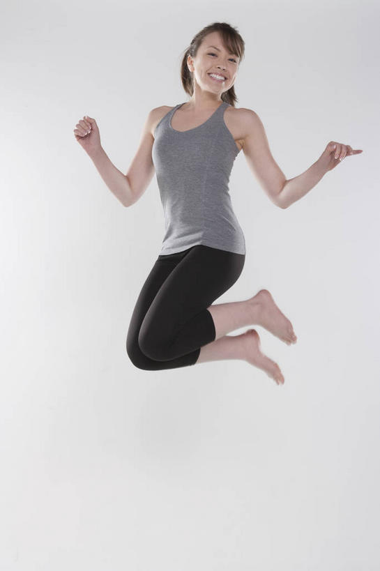 西方人,一个人,跳,伸展双臂,笑,微笑,露齿笑,竖图,室内,白天,正面,欧洲,欧洲人,仅一个年轻女性,仅一个女性,仅一个人,灰色背景,服装,背心,半空,注视,光脚,衣服,灰色,观察,看,赤脚,摄影,服饰,影棚,观看,察看,衣着,穿着,关注,衣饰,年轻女性,女人,女性,白种人,敞开双臂,伸开双臂,跳跃,展开双肩,张开手臂,张开双臂,彩图,全身,影棚拍摄,拍摄