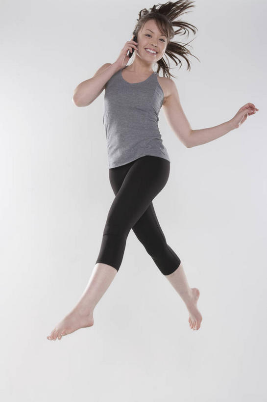 西方人,一个人,跳,笑,打电话,微笑,露齿笑,竖图,室内,白天,正面,电话,手机,欧洲,欧洲人,仅一个年轻女性,仅一个女性,仅一个人,握,灰色背景,服装,背心,半空,拿,听,拿着,注视,光脚,通讯设备,衣服,灰色,观察,看,赤脚,握着,摄影,服饰,影棚,观看,张开双腿,察看,衣着,穿着,关注,一部,衣饰,展开双腿,交流,年轻女性,女人,女性,白种人,沟通,跳跃,通话,彩图,全身,影棚拍摄,拍摄,伸展双腿