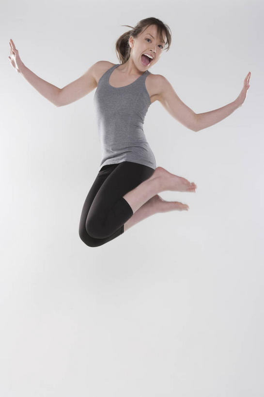 西方人,一个人,跳,伸展双臂,笑,大笑,竖图,室内,白天,正面,兴奋,欧洲,欧洲人,仅一个年轻女性,仅一个女性,仅一个人,灰色背景,服装,背心,半空,注视,光脚,衣服,灰色,观察,看,张嘴,赤脚,摄影,服饰,影棚,观看,察看,衣着,穿着,关注,张大嘴巴,哈哈大笑,衣饰,年轻女性,女人,女性,白种人,张开嘴,敞开双臂,伸开双臂,跳跃,展开双肩,张开手臂,张开双臂,彩图,全身,影棚拍摄,高兴,狂笑,拍摄