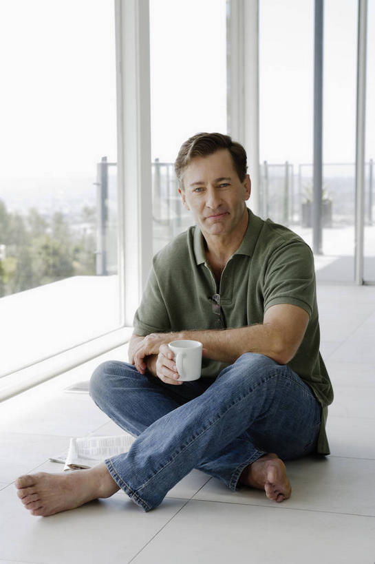 咖啡,西方人,一个人,坐,笑,盘腿,微笑,竖图,室内,白天,正面,幸福,窗户,落地窗,杯子,欧洲,欧洲人,仅一个男性,仅一个人,仅一个中年男性,握,阴影,服装,裤子,反射,瓷器,影子,咖啡杯,陶瓷制品,一杯,拿,拿着,注视,牛仔裤,休闲装,娱乐,玻璃窗,饮料,一个,衣服,观察,看,享受,休闲,温馨,休闲服,放松,乐趣,握着,服饰,单个,观看,察看,提神,舒适,关注,瓷杯,醒脑,软饮料,男人,男性,中年男性,白种人,盘腿而坐,盘膝,盘着腿的,盘着腿坐,双腿交叉,坐着,彩图,全身