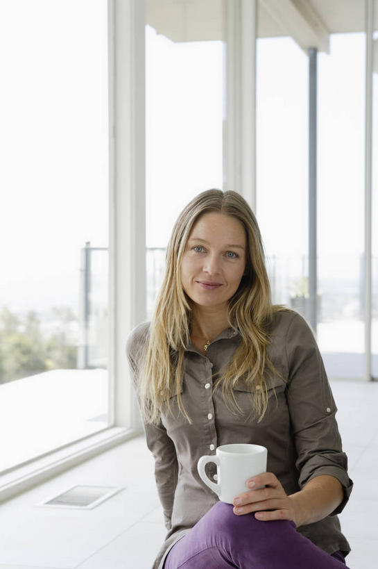 咖啡,西方人,一个人,坐,笑,微笑,竖图,室内,白天,正面,幸福,窗户,落地窗,杯子,欧洲,欧洲人,仅一个女性,仅一个人,握,阴影,服装,反射,瓷器,影子,咖啡杯,陶瓷制品,一杯,拿,拿着,注视,休闲装,娱乐,玻璃窗,饮料,一个,衣服,观察,看,仅一个中年女性,享受,休闲,温馨,休闲服,放松,乐趣,握着,服饰,单个,观看,察看,提神,舒适,关注,瓷杯,醒脑,软饮料,女人,女性,中年女性,白种人,坐着,半身,彩图