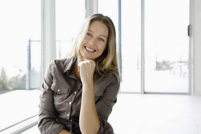 西方人,一个人,坐,笑,微笑,露齿笑,横图,室内,白天,正面,窗户,落地窗,欧洲,欧洲人,仅一个女性,仅一个人,撑,阴影,服装,反射,影子,托腮,注视,休闲装,玻璃窗,衣服,观察,看,托,仅一个中年女性,休闲,休闲服,服饰,观看,察看,关注,托下巴,单手托腮,女人,女性,中年女性,白种人,坐着,半身,彩图