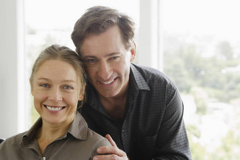 西方人,中年人,两个人,家庭,夫妻,客厅,坐,笑,微笑,露齿笑,横图,室内,白天,正面,爱情,窗户,沙发,欧洲,欧洲人,阴影,服装,朦胧,模糊,反射,影子,浪漫,注视,休闲装,玻璃窗,衣服,观察,看,休闲,温暖,温馨,一家人,休闲服,恩爱,搭,恋人,服饰,观看,和睦,察看,起居室,搭着,关注,客堂,男人,男性,女人,女性,中年男性,中年女性,白种人,夫妇,情侣,坐着,半身,彩图,伴侣,融洽,皮沙发