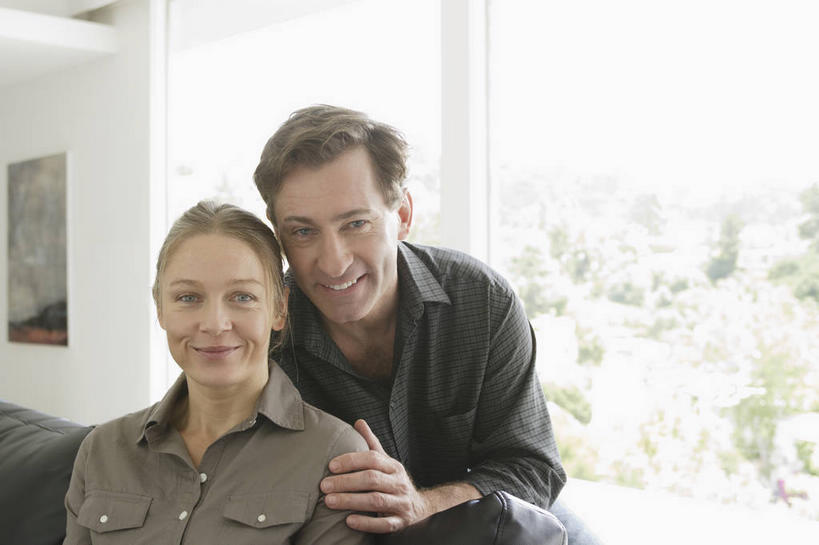 西方人,中年人,两个人,家庭,夫妻,客厅,坐,笑,微笑,露齿笑,横图,室内,白天,正面,爱情,窗户,沙发,欧洲,欧洲人,阴影,服装,朦胧,模糊,反射,影子,浪漫,注视,休闲装,玻璃窗,衣服,观察,看,休闲,温暖,温馨,一家人,休闲服,恩爱,搭,恋人,服饰,观看,和睦,察看,起居室,搭着,关注,客堂,男人,男性,女人,女性,中年男性,中年女性,白种人,夫妇,情侣,坐着,半身,彩图,伴侣,融洽,皮沙发