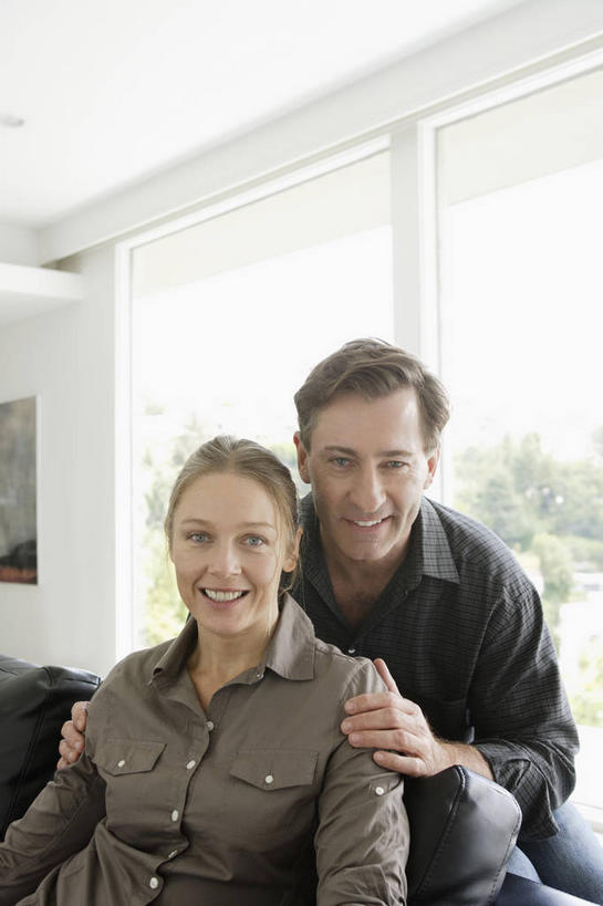 西方人,中年人,两个人,家庭,夫妻,客厅,坐,笑,微笑,露齿笑,竖图,室内,白天,正面,爱情,窗户,沙发,欧洲,欧洲人,阴影,服装,朦胧,模糊,反射,影子,浪漫,注视,休闲装,玻璃窗,衣服,观察,看,休闲,温暖,温馨,一家人,休闲服,恩爱,搭,恋人,服饰,观看,和睦,察看,起居室,搭着,关注,客堂,男人,男性,女人,女性,中年男性,中年女性,白种人,夫妇,情侣,坐着,半身,彩图,伴侣,融洽,皮沙发