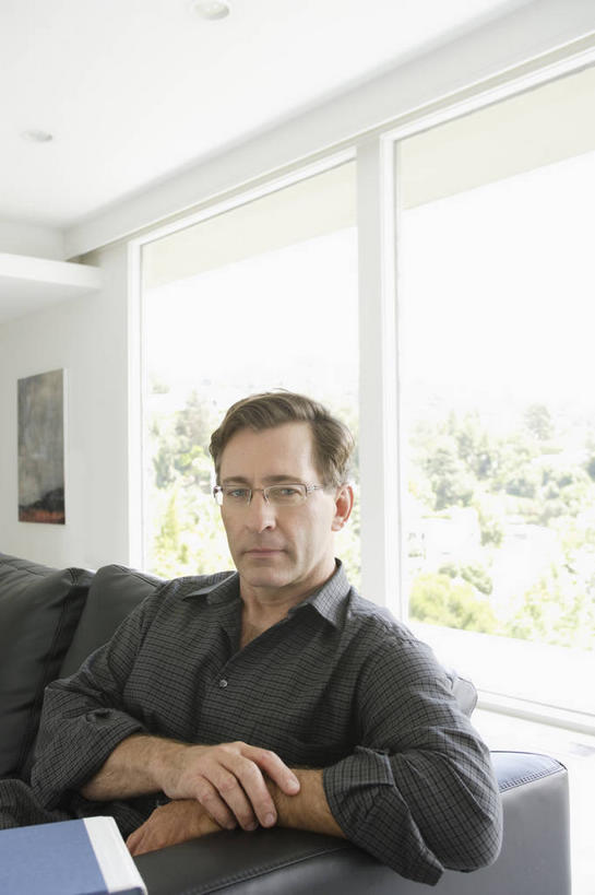 西方人,一个人,客厅,坐,竖图,室内,白天,正面,窗户,落地窗,沙发,欧洲,欧洲人,仅一个男性,仅一个人,仅一个中年男性,一副,阴影,服装,朦胧,模糊,反射,材料,档案,文件,眼镜,影子,纸,注视,休闲装,玻璃窗,衣服,手稿,资料,观察,看,靠,靠着,倚靠,休闲,休闲服,服饰,观看,证明,察看,起居室,倚着,关注,文档,近视眼镜,客堂,男人,男性,中年男性,白种人,坐着,半身,彩图,皮沙发