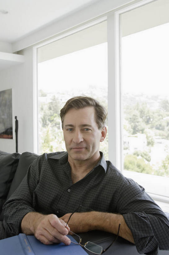 西方人,一个人,客厅,坐,竖图,室内,白天,正面,窗户,落地窗,沙发,欧洲,欧洲人,仅一个男性,仅一个人,仅一个中年男性,一副,阴影,服装,朦胧,模糊,反射,材料,档案,文件,眼镜,影子,纸,注视,休闲装,玻璃窗,衣服,手稿,资料,观察,看,靠,靠着,倚靠,休闲,休闲服,服饰,观看,证明,察看,起居室,倚着,关注,文档,近视眼镜,客堂,男人,男性,中年男性,白种人,坐着,半身,彩图,皮沙发