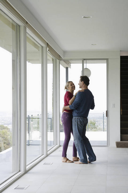 西方人,中年人,两个人,家庭,夫妻,站,握手,抱,竖图,室内,白天,侧面,爱情,跳舞,窗户,落地窗,欧洲,欧洲人,阴影,服装,反射,影子,墙,浪漫,注视,休闲装,玻璃窗,相视,墙壁,墙面,衣服,白色,观察,看,站着,休闲,温暖,温馨,一家人,面对面,休闲服,恩爱,恋人,服饰,抱着,观看,对视,和睦,察看,互视,搂着,关注,相对,舞姿,相看,男人,男性,女人,女性,中年男性,中年女性,白种人,夫妇,情侣,搀手,怀抱,拉手,搂,搂抱,手搀手,手拉手,手牵手,手握手,相抱,拥抱,站立,彩图,全身,舞蹈,伴侣,融洽