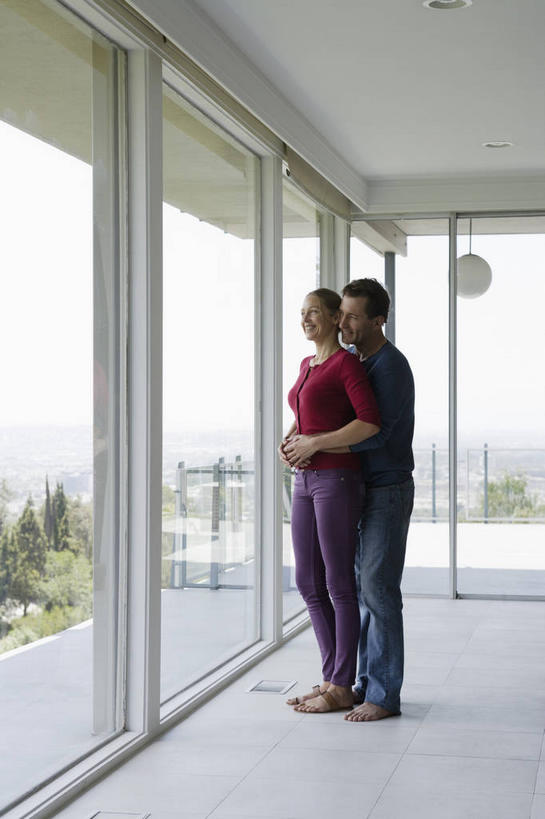 西方人,中年人,两个人,家庭,夫妻,站,抱,竖图,室内,白天,侧面,爱情,窗户,落地窗,欧洲,欧洲人,阴影,服装,反射,影子,墙,浪漫,依偎,注视,休闲装,玻璃窗,墙壁,墙面,衣服,白色,观察,看,靠,靠着,倚靠,站着,休闲,温暖,温馨,一家人,休闲服,恩爱,恋人,服饰,抱着,观看,和睦,察看,搂着,倚着,关注,依附,依赖,投靠,男人,男性,女人,女性,中年男性,中年女性,白种人,夫妇,情侣,怀抱,搂,搂抱,相抱,拥抱,站立,彩图,全身,伴侣,融洽