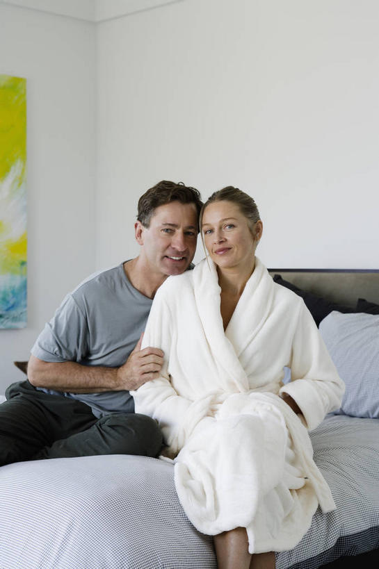 西方人,中年人,两个人,家庭,夫妻,坐,笑,微笑,竖图,室内,白天,正面,浴袍,爱情,床,靠垫,卧室,欧洲,欧洲人,吊挂,悬挂,阴影,服装,装饰,反射,影子,墙,双人床,床单,靠枕,浪漫,二郎腿,挂,依偎,注视,休闲装,被子,墙壁,墙面,衣服,白色,垫子,枕头,观察,看,靠,靠着,倚靠,休闲,温暖,温馨,一家人,休闲服,恩爱,恋人,服饰,观看,华丽,修饰,点缀,和睦,察看,被单,倚着,关注,依附,依赖,投靠,衬托,美观,雅致,雅观,男人,男性,女人,女性,中年男性,中年女性,白种人,夫妇,情侣,装饰画,坐着,半身,彩图,汤帷子,浴衣,睡房,卧房,伴侣,融洽