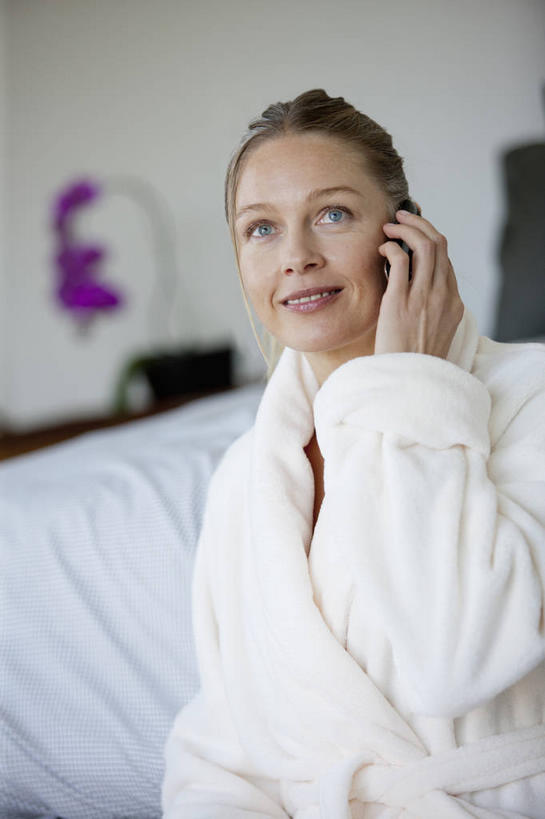 西方人,一个人,坐,笑,打电话,微笑,露齿笑,竖图,室内,白天,正面,浴袍,床,卧室,电话,手机,欧洲,欧洲人,仅一个女性,仅一个人,握,阴影,服装,朦胧,模糊,盛开,反射,影子,墙,双人床,床单,拿,听,花蕾,拿着,注视,通讯设备,被子,墙壁,墙面,花,花瓣,花朵,鲜花,衣服,白色,花苞,花蕊,观察,看,仅一个中年女性,握着,服饰,观看,察看,被单,衣着,穿着,关注,一部,衣饰,交流,女人,女性,中年女性,白种人,沟通,通话,坐着,半身,彩图,汤帷子,浴衣,睡房,卧房