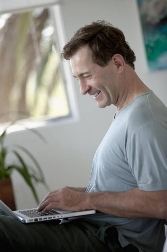 西方人,一个人,坐,笑,微笑,露齿笑,竖图,室内,白天,侧面,电脑,笔记本电脑,植物,桌子,叶子,欧洲,欧洲人,仅一个男性,仅一个人,仅一个中年男性,吊挂,敲打,悬挂,服装,朦胧,模糊,装饰,网络,盆栽,墙,绿叶,盆景,挂,注视,休闲装,输入,通讯设备,书桌,墙壁,墙面,衣服,绿色,白色,自然,课桌,打字,观察,看,休闲,休闲服,嫩叶,服饰,生长,成长,观看,点击,华丽,修饰,敲击,点缀,察看,无线,关注,通信设备,无线网络,无线上网,便携式电脑,衬托,美观,雅致,雅观,按键,手提电脑,男人,男性,中年男性,白种人,叶,叶片,装饰画,坐着,半身,彩图