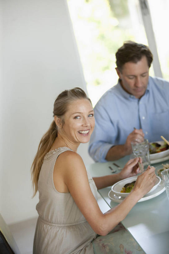 西方人,中年人,两个人,家庭,夫妻,坐,笑,微笑,露齿笑,竖图,室内,白天,正面,爱情,烹饪,西餐,餐桌,窗户,桌子,餐具,欧洲,欧洲人,握,阴影,服装,朦胧,模糊,反射,叉子,刀叉,刀子,碟子,盘,影子,料理,食品,浪漫,拿,拿着,扭头,注视,休闲装,菜肴,美食,玻璃窗,食物,衣服,盘子,碟,观察,看,转头,休闲,温暖,温馨,一家人,休闲服,恩爱,西式,握着,恋人,服饰,佳肴,餐台,观看,和睦,察看,关注,餐刀,餐叉,男人,男性,女人,女性,中年男性,中年女性,白种人,夫妇,情侣,进餐用具,坐着,半身,彩图,伴侣,融洽