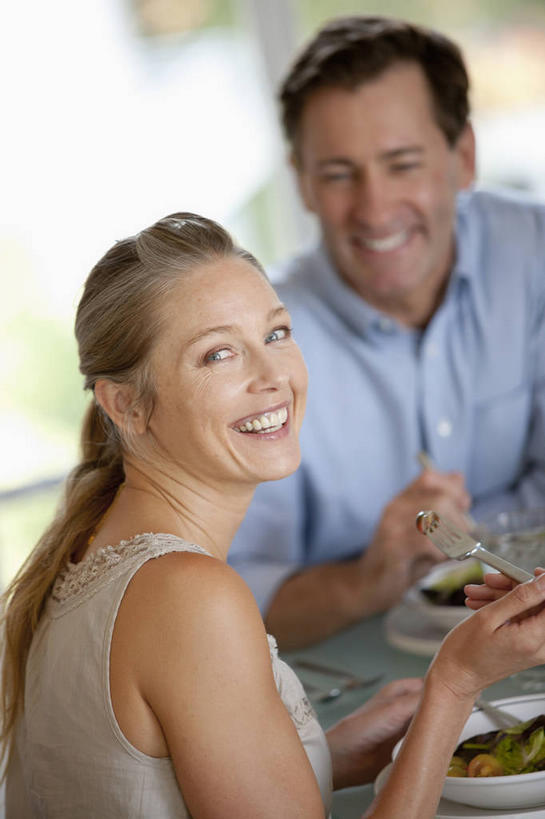 西方人,中年人,两个人,家庭,夫妻,坐,笑,微笑,露齿笑,竖图,室内,白天,正面,爱情,烹饪,西餐,餐桌,窗户,桌子,餐具,欧洲,欧洲人,握,阴影,服装,朦胧,模糊,反射,叉子,刀叉,刀子,碟子,盘,影子,料理,食品,浪漫,拿,拿着,扭头,注视,休闲装,菜肴,美食,玻璃窗,食物,衣服,盘子,碟,观察,看,转头,休闲,温暖,温馨,一家人,休闲服,恩爱,西式,握着,恋人,服饰,佳肴,餐台,观看,和睦,察看,关注,餐刀,餐叉,男人,男性,女人,女性,中年男性,中年女性,白种人,夫妇,情侣,进餐用具,坐着,半身,彩图,伴侣,融洽