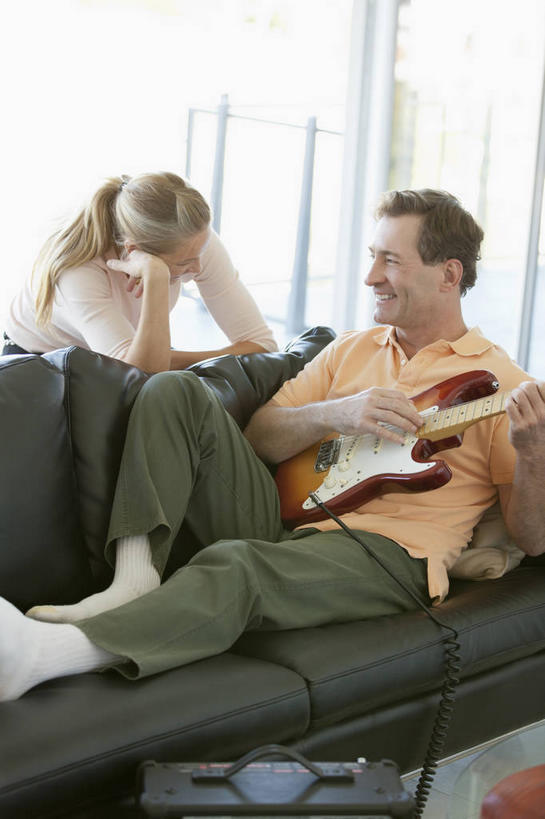 西方人,中年人,两个人,家庭,夫妻,客厅,站,坐,笑,微笑,露齿笑,竖图,室内,白天,正面,爱情,窗户,落地窗,沙发,欧洲,欧洲人,弯腰,握,阴影,服装,朦胧,模糊,反射,影子,电吉他,乐器,弦乐器,浪漫,拿,拿着,注视,休闲装,玻璃窗,相视,衣服,黑色,观察,看,靠,靠着,倚靠,站着,休闲,温暖,温馨,一家人,面对面,休闲服,恩爱,握着,恋人,服饰,观看,对视,和睦,察看,起居室,互视,倚着,关注,弹拨弦鸣乐器,相对,相看,弯身,客堂,男人,男性,女人,女性,中年男性,中年女性,白种人,夫妇,情侣,站立,坐着,半身,彩图,伴侣,融洽,弹拨弦乐器,皮沙发