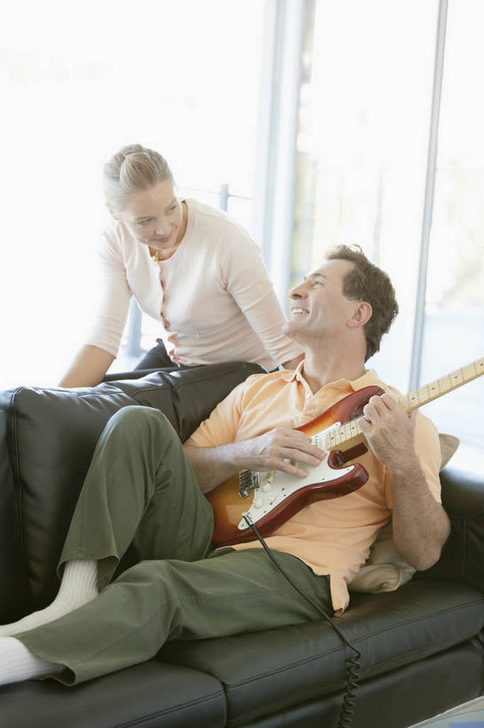 西方人,中年人,两个人,家庭,夫妻,客厅,坐,竖图,室内,白天,正面,爱情,窗户,落地窗,沙发,欧洲,欧洲人,握,阴影,服装,朦胧,模糊,反射,影子,电吉他,乐器,弦乐器,浪漫,拿,拿着,注视,休闲装,玻璃窗,相视,衣服,黑色,观察,看,靠,靠着,倚靠,休闲,温暖,温馨,一家人,面对面,休闲服,恩爱,握着,恋人,服饰,观看,对视,和睦,察看,起居室,互视,倚着,关注,弹拨弦鸣乐器,相对,相看,客堂,男人,男性,女人,女性,中年男性,中年女性,白种人,夫妇,情侣,抬头,仰头,坐着,半身,彩图,伴侣,融洽,弹拨弦乐器,皮沙发