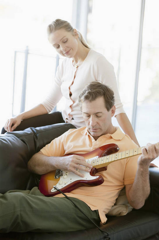 西方人,中年人,两个人,家庭,夫妻,客厅,坐,竖图,室内,白天,正面,爱情,窗户,落地窗,沙发,欧洲,欧洲人,握,阴影,服装,朦胧,模糊,反射,影子,电吉他,乐器,弦乐器,浪漫,拿,拿着,注视,休闲装,玻璃窗,衣服,黑色,低头,观察,看,靠,靠着,倚靠,休闲,温暖,温馨,一家人,休闲服,恩爱,握着,恋人,服饰,观看,和睦,察看,起居室,倚着,关注,弹拨弦鸣乐器,垂头,客堂,男人,男性,女人,女性,中年男性,中年女性,白种人,夫妇,情侣,坐着,半身,彩图,伴侣,融洽,弹拨弦乐器,皮沙发