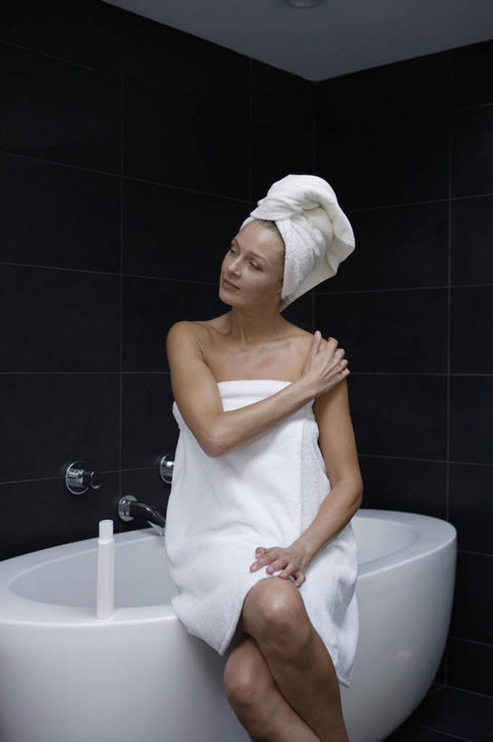 西方人,一个人,坐,摸,竖图,室内,白天,正面,建材,卫生间,浴室,建筑,欧洲,欧洲人,仅一个女性,仅一个人,抚摸,阴影,反射,材料,瓷砖,纺织物,影子,浴巾,墙,注视,墙砖,墙壁,墙面,白色,毛巾,浴缸,观察,看,清洁,仅一个中年女性,建造,观看,保暖,察看,关注,卫浴设备,透气,防水,储水,耐磨,吸水,水管装置,女人,女性,中年女性,白种人,淋浴房,触摸,接触,抬头,仰头,坐着,半身,彩图,冲凉房,沐浴间,沐浴室,墙面砖