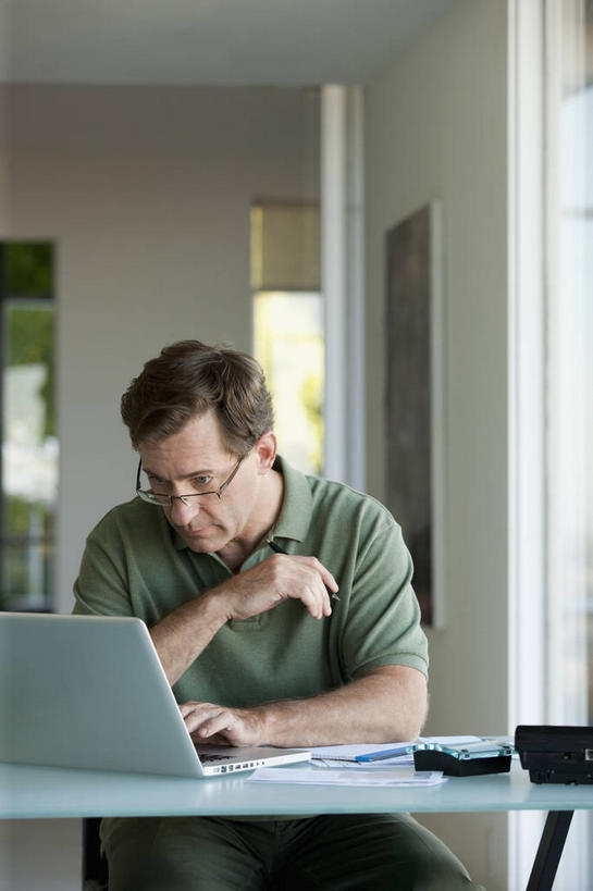 西方人,一个人,坐,竖图,室内,白天,正面,电脑,笔记本电脑,窗户,桌子,欧洲,欧洲人,仅一个男性,仅一个人,仅一个中年男性,一副,敲打,阴影,服装,反射,网络,材料,档案,文件,眼镜,影子,纸,墙,注视,休闲装,输入,通讯设备,书桌,玻璃窗,墙壁,墙面,衣服,白色,课桌,手稿,资料,打字,观察,看,休闲,休闲服,服饰,观看,点击,敲击,证明,察看,无线,关注,文档,通信设备,无线网络,近视眼镜,无线上网,便携式电脑,按键,手提电脑,男人,男性,中年男性,白种人,坐着,半身,彩图