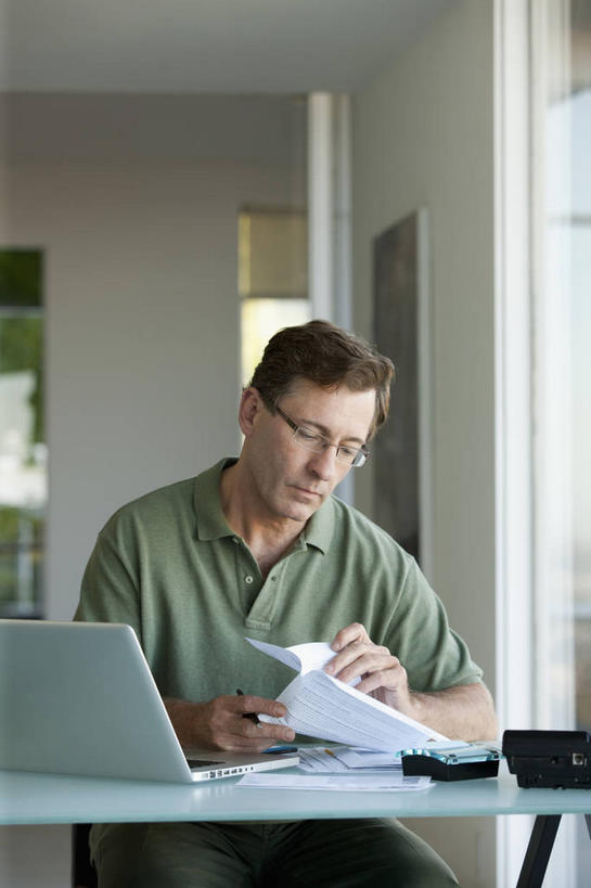 西方人,一个人,坐,竖图,室内,白天,正面,电脑,笔记本电脑,窗户,桌子,欧洲,欧洲人,仅一个男性,仅一个人,仅一个中年男性,一副,握,阴影,服装,反射,网络,材料,档案,文件,眼镜,影子,纸,墙,拿,拿着,注视,休闲装,通讯设备,书桌,玻璃窗,墙壁,墙面,衣服,白色,课桌,手稿,资料,观察,看,休闲,休闲服,握着,服饰,观看,证明,察看,无线,关注,文档,通信设备,无线网络,近视眼镜,无线上网,便携式电脑,手提电脑,男人,男性,中年男性,白种人,坐着,半身,彩图