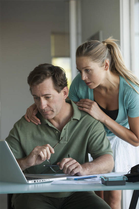 西方人,中年人,两个人,家庭,夫妻,站,坐,打电话,竖图,室内,白天,正面,爱情,电脑,笔记本电脑,窗户,桌子,电话,欧洲,欧洲人,一副,阴影,服装,反射,网络,材料,档案,文件,眼镜,影子,纸,墙,浪漫,注视,休闲装,通讯设备,书桌,玻璃窗,墙壁,墙面,衣服,白色,话筒,课桌,手稿,资料,观察,看,站着,休闲,温暖,温馨,一家人,休闲服,电话线,恩爱,搭,恋人,服饰,观看,证明,和睦,察看,无线,固定电话,搭着,关注,文档,通信设备,无线网络,近视眼镜,无线上网,便携式电脑,交流,手提电脑,男人,男性,女人,女性,中年男性,中年女性,白种人,夫妇,情侣,电话机,沟通,通话,站立,坐着,半身,彩图,伴侣,融洽