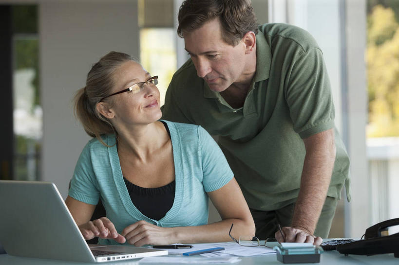 西方人,中年人,两个人,家庭,夫妻,站,坐,打电话,横图,室内,白天,正面,爱情,电脑,笔记本电脑,窗户,桌子,电话,欧洲,欧洲人,一副,撑,阴影,服装,反射,网络,材料,档案,文件,眼镜,影子,纸,墙,浪漫,扭头,注视,休闲装,通讯设备,书桌,玻璃窗,相视,墙壁,墙面,衣服,白色,话筒,课桌,手稿,资料,观察,看,站着,转头,休闲,温暖,温馨,一家人,面对面,休闲服,电话线,恩爱,恋人,服饰,观看,对视,证明,和睦,察看,无线,撑着,固定电话,互视,关注,文档,通信设备,相对,无线网络,近视眼镜,无线上网,便携式电脑,相看,交流,手提电脑,男人,男性,女人,女性,中年男性,中年女性,白种人,夫妇,情侣,电话机,沟通,通话,站立,坐着,半身,彩图,伴侣,融洽