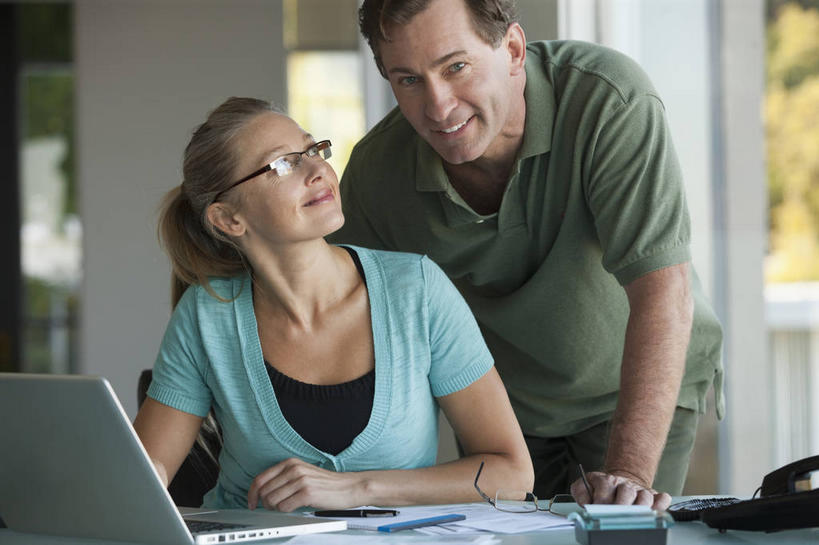 西方人,中年人,两个人,家庭,夫妻,站,坐,笑,打电话,微笑,露齿笑,横图,室内,白天,正面,爱情,电脑,笔记本电脑,窗户,桌子,电话,欧洲,欧洲人,一副,撑,阴影,服装,反射,网络,材料,档案,文件,眼镜,影子,纸,墙,浪漫,扭头,注视,休闲装,通讯设备,书桌,玻璃窗,墙壁,墙面,衣服,白色,话筒,课桌,手稿,资料,观察,看,站着,转头,休闲,温暖,温馨,一家人,休闲服,电话线,恩爱,恋人,服饰,观看,证明,和睦,察看,无线,撑着,固定电话,关注,文档,通信设备,无线网络,近视眼镜,无线上网,便携式电脑,交流,手提电脑,男人,男性,女人,女性,中年男性,中年女性,白种人,夫妇,情侣,电话机,沟通,通话,站立,坐着,半身,彩图,伴侣,融洽