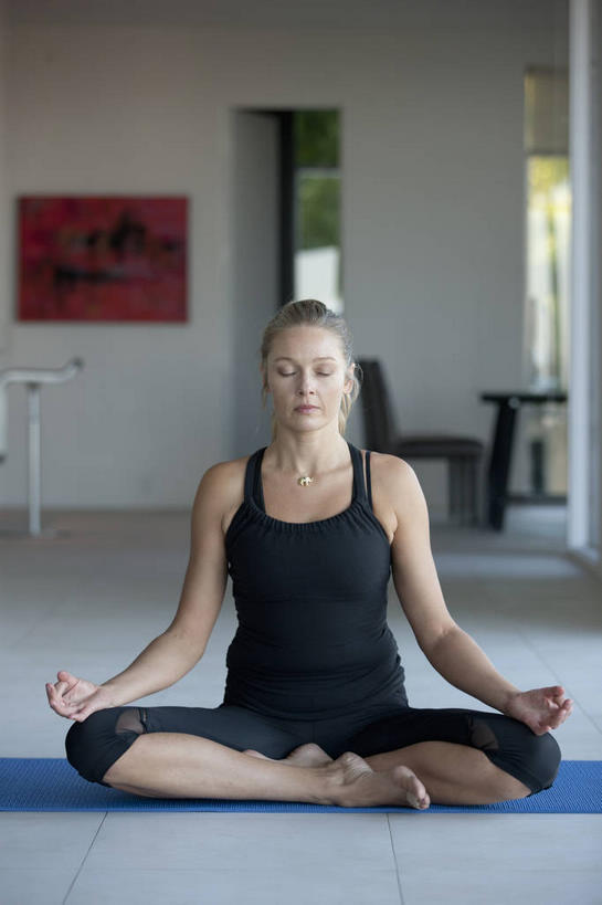 西方人,一个人,健身房,坐,闭眼,盘腿,竖图,室内,白天,正面,锻炼,瑜伽,运动,窗户,落地窗,欧洲,欧洲人,仅一个女性,仅一个人,服装,背心,毯子,墙,娱乐,玻璃窗,墙壁,墙面,衣服,蓝色,白色,黑色,瑜伽垫,垫子,仅一个中年女性,享受,休闲,放松,养生,服饰,衣着,穿着,瑜伽毯,室内运动,莲花式,衣饰,女人,女性,中年女性,白种人,闭眼睛,闭着眼,闭着眼睛,盘腿而坐,盘膝,盘着腿的,盘着腿坐,双腿交叉,坐着,彩图,全身,健身,健身馆