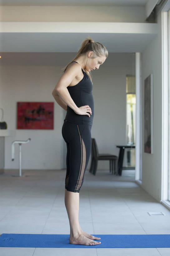 西方人,一个人,健身房,站,竖图,室内,白天,侧面,锻炼,瑜伽,运动,窗户,落地窗,欧洲,欧洲人,仅一个女性,仅一个人,服装,背心,毯子,墙,注视,娱乐,手叉腰,玻璃窗,墙壁,墙面,衣服,蓝色,白色,黑色,瑜伽垫,垫子,叉腰,低头,观察,看,站着,仅一个中年女性,享受,休闲,放松,养生,服饰,观看,察看,双手叉腰,衣着,穿着,关注,瑜伽毯,室内运动,垂头,衣饰,女人,女性,中年女性,白种人,站立,彩图,全身,健身,健身馆