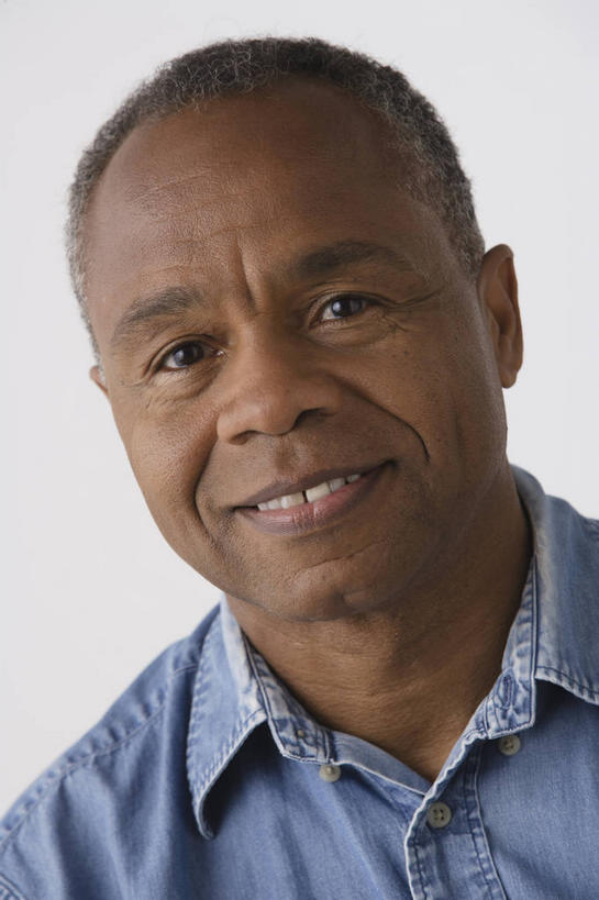 西方人,脸,头,脸颊,脖子,一个人,笑,微笑,露齿笑,竖图,室内,特写,白天,白色背景,正面,衬衫,欧洲,非洲,黑人,欧洲人,仅一个男性,仅一个人,仅一个中年男性,服装,注视,肩膀,衣服,蓝色,观察,看,摄影,服饰,影棚,观看,察看,衣着,穿着,关注,衣饰,男人,男性,中年男性,非洲人,头部,脖,颈,颈部,脸部,脸蛋,面部,半身,彩图,影棚拍摄,衬衣,拍摄